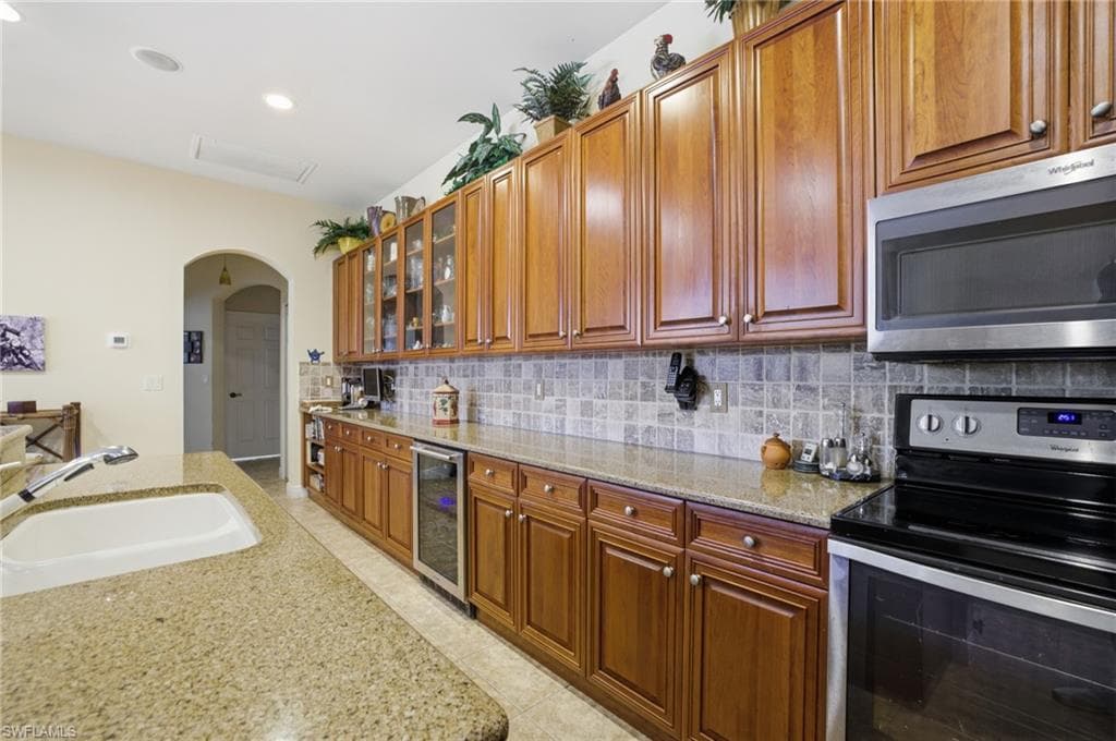 Kitchen cabinetry, stainless appliances, granite counters