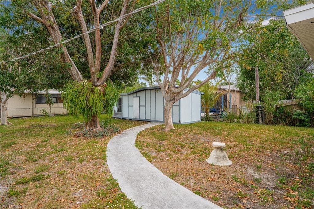 View of yard featuring an outbuilding