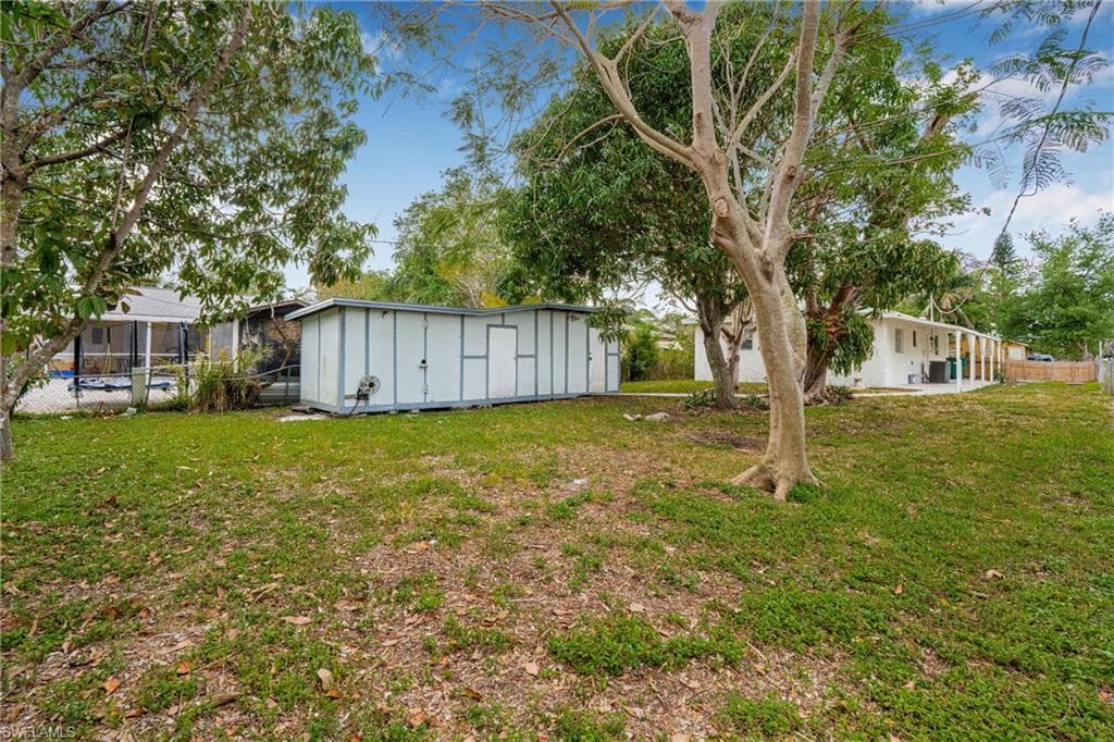 View of yard featuring an outbuilding