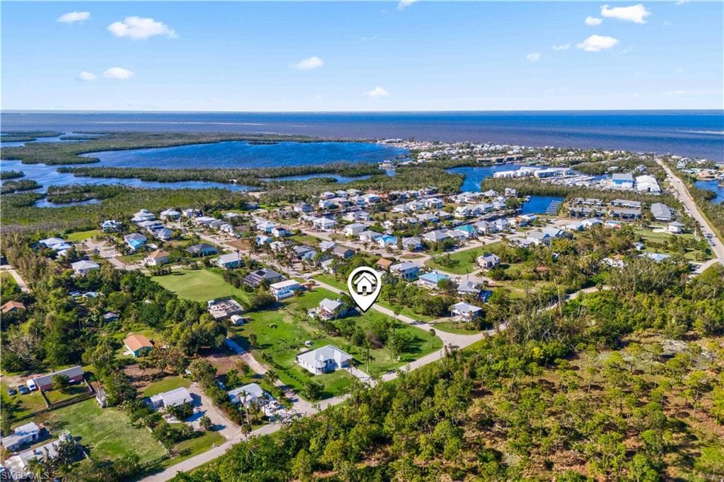 So close to all the water - just a few minutes to open water and easy walking distance to restaurants and marinas.