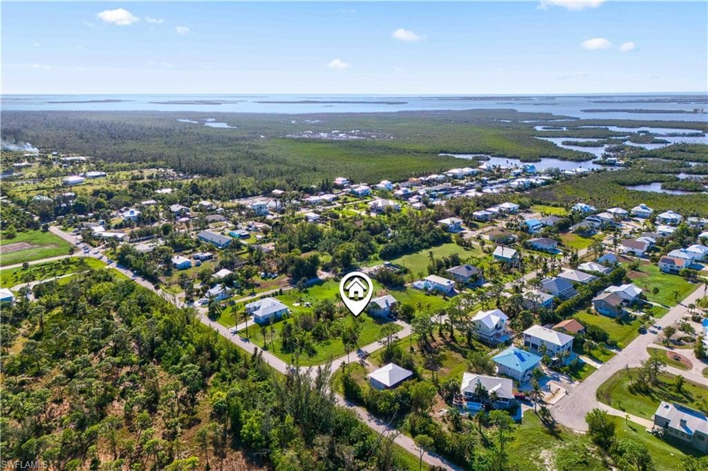 Bikers - 16 mile trail for your enjoyment that spans the island from Bokeelia to St James City! Stop in at any one of the friendly restaurants, shops, ice cream parlor and enjoy the day.