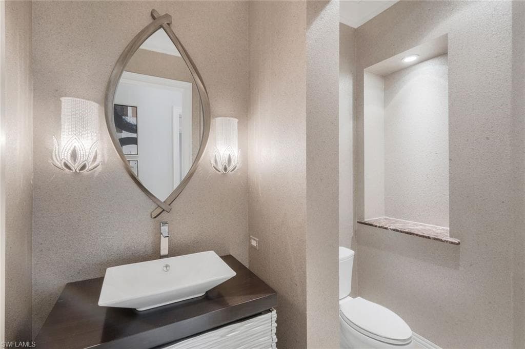 Guest 1/2 Bath