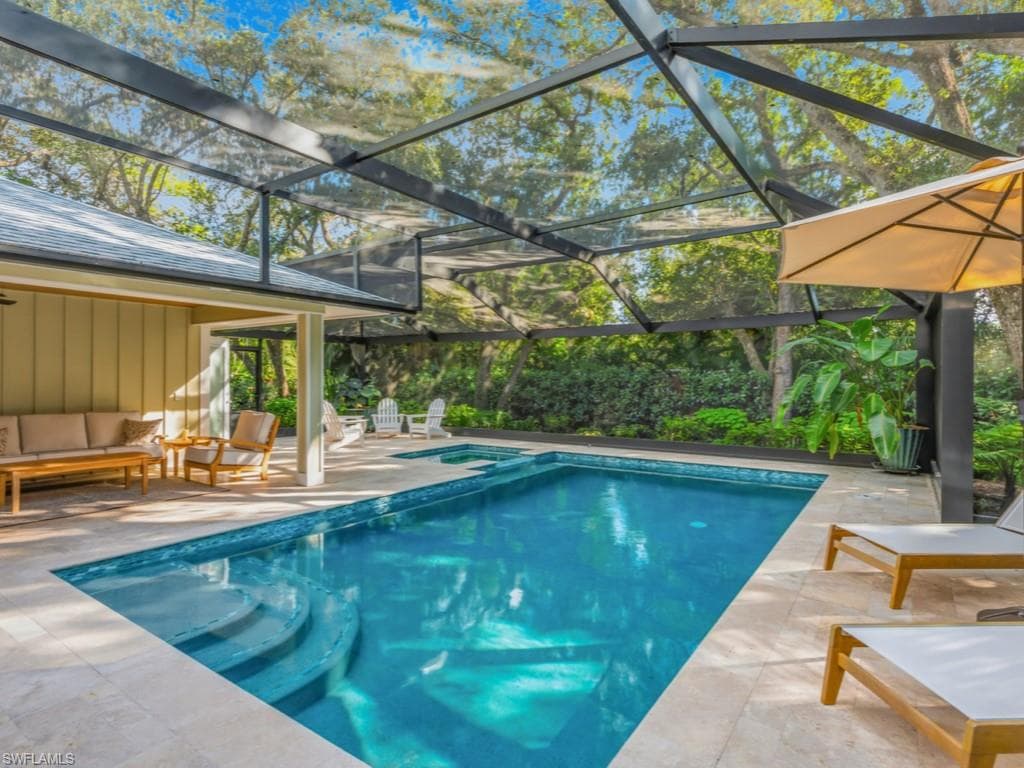 Pool & lounge area