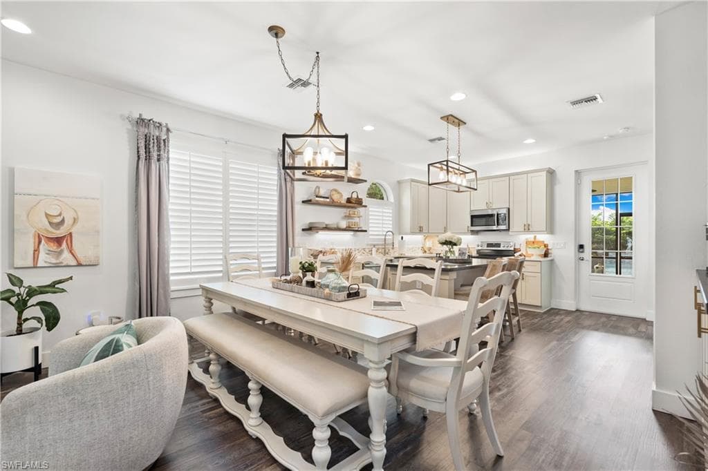 Open dining great for sharing & entertaining