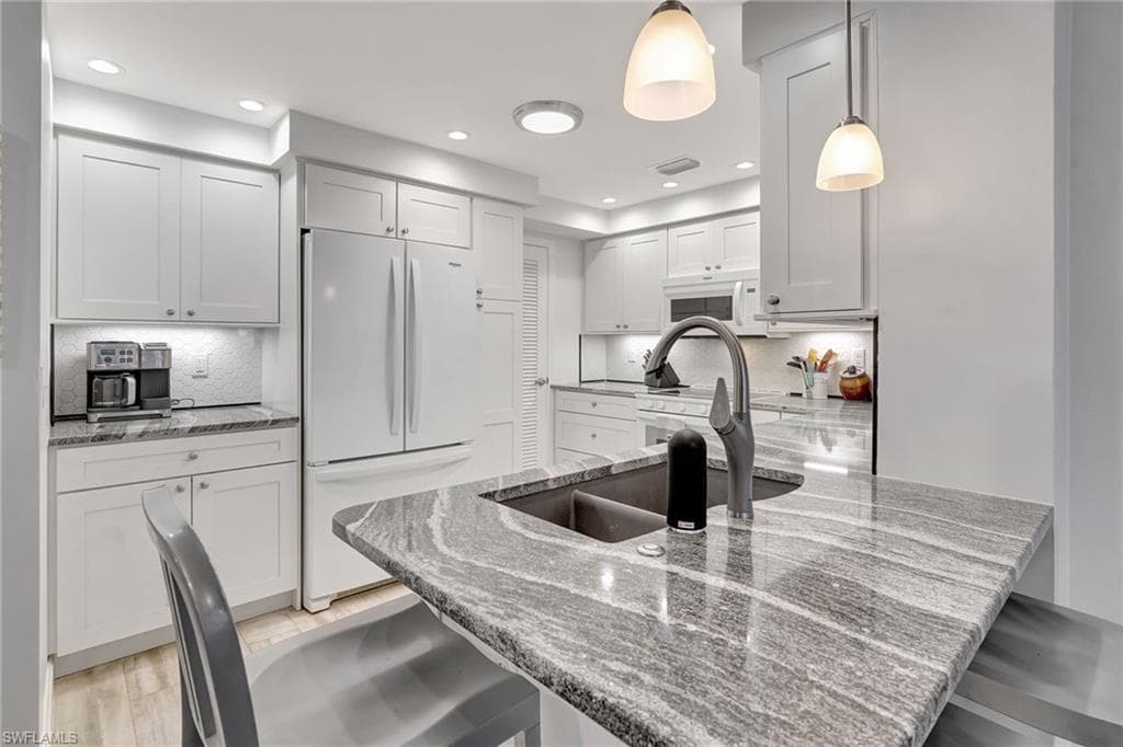 Beautiful kitchen granite counters, breakfast bar, self-closing cabinets and nice appliances.