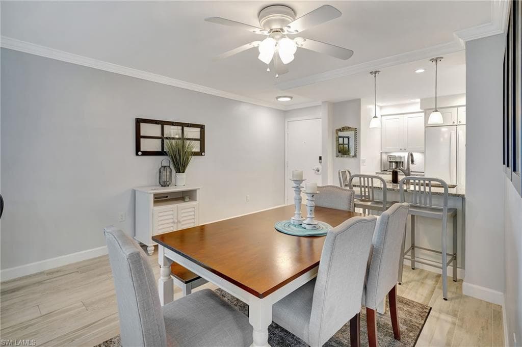 Dining area with crown molding and breakfast bar
