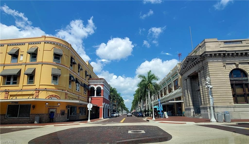 Fort Myers Historic River District is minutes to walk from condo