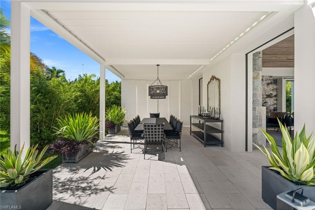 Outside Dining with Retractable Pergola