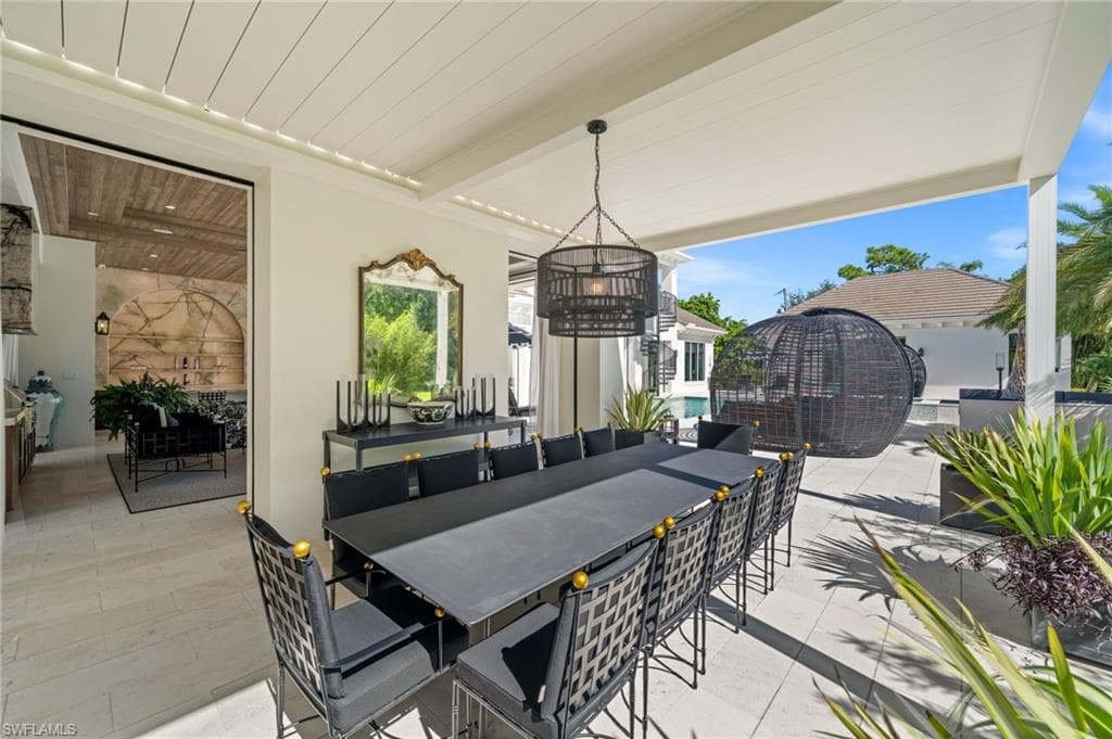 Outside Dining with Retractable Pergola