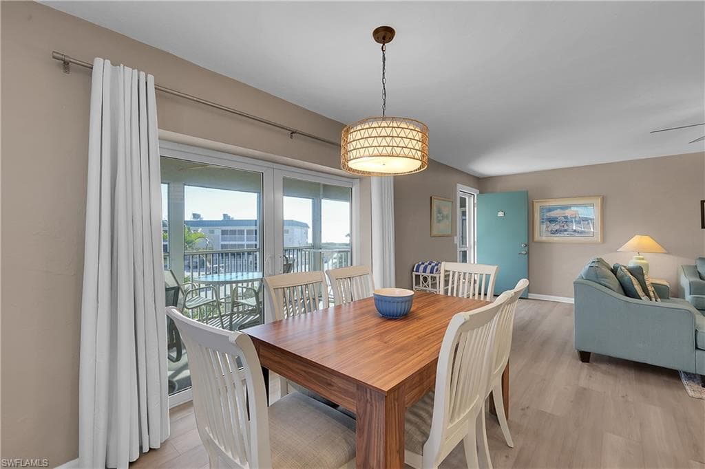 A dining area that welcomes in the shore’s fresh, open air.