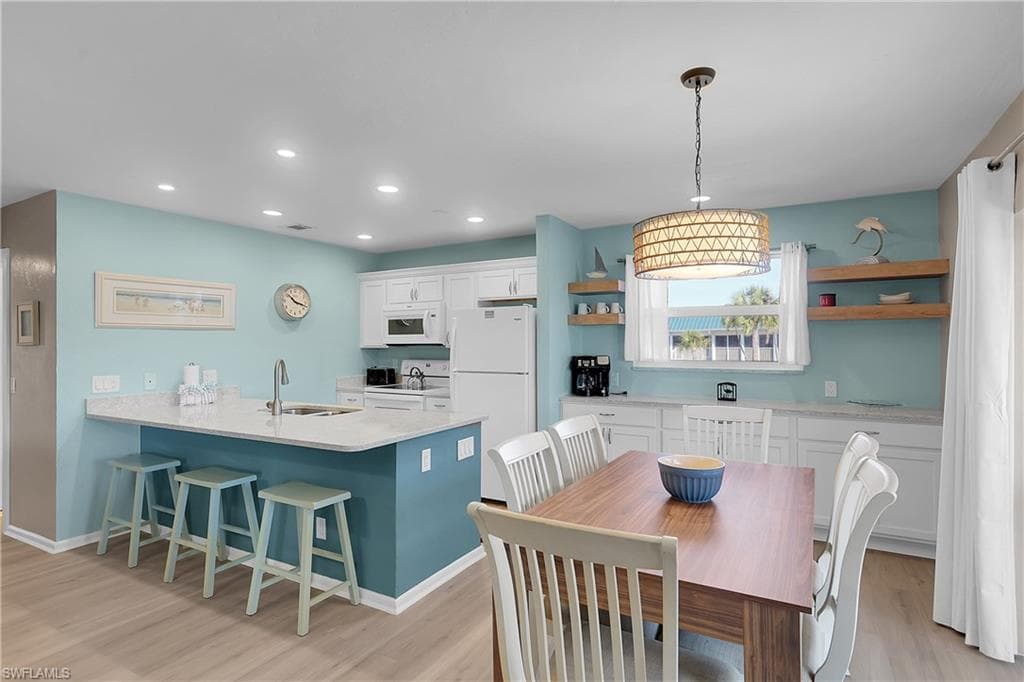 The kitchen’s counter bar offers casual seating for morning coffee or evening cocktails, while the nearby dining area invites everyone to gather around the table.
