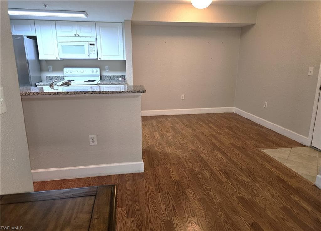 Laminate floor in entry, dining, living & hallway.