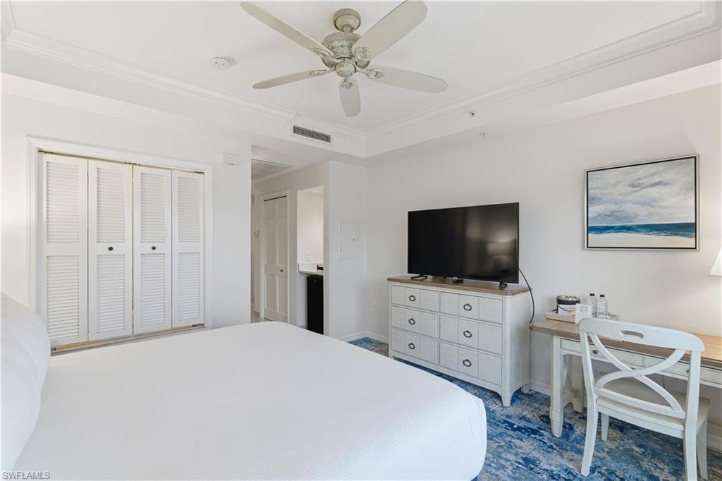 Bedroom featuring crown molding, a closet, and a ceiling fan