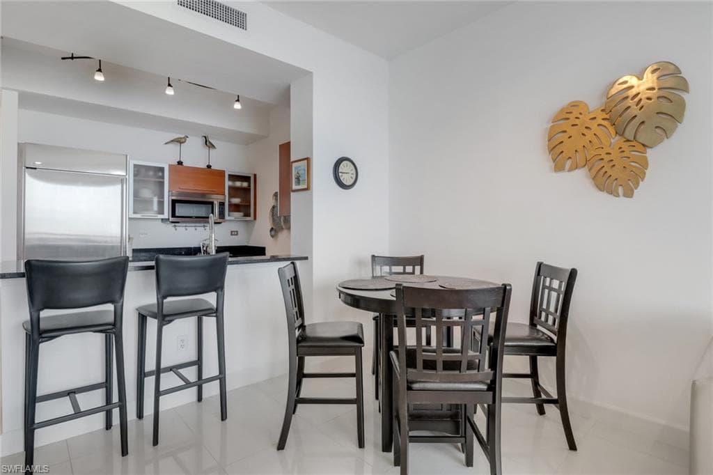 Breakfast bar and dining space