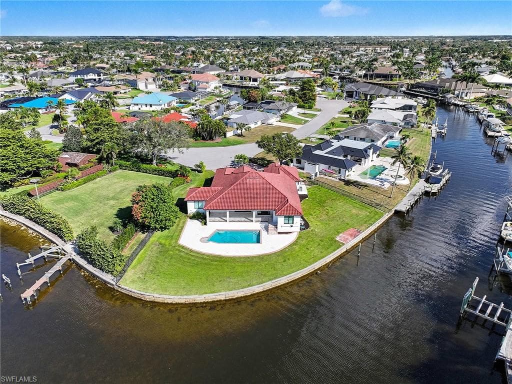 Huge yard- Canal, lagoon, and river views