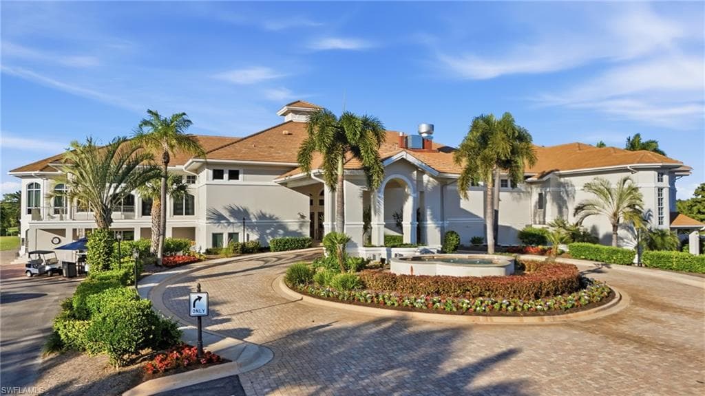 View of home's community with curved driveway