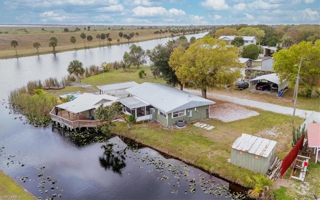 Peninsula location on Rim Canal