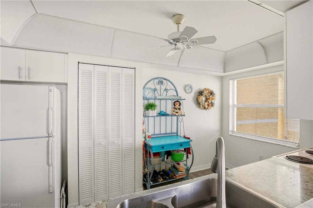 4421 Bay Beach LN 611 photo 11 of 50