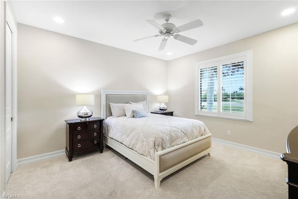Guest bedroom with en-suite bath