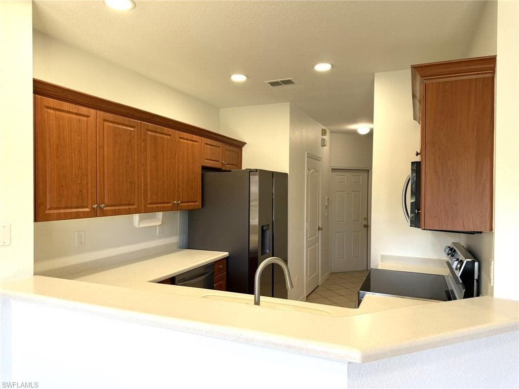 Breakfast Bar and Kitchen