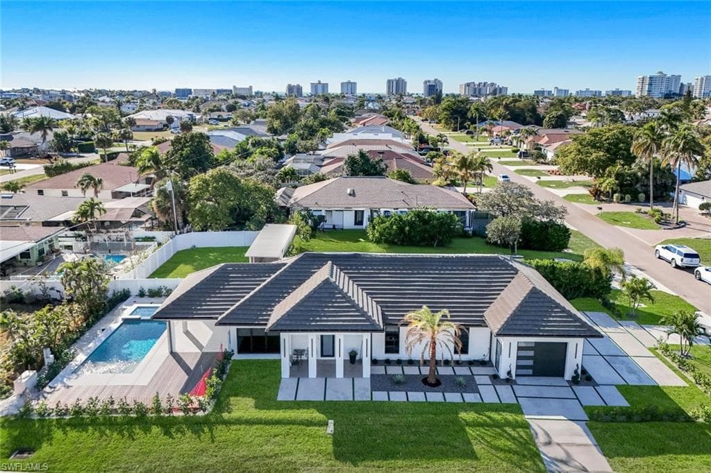 Close to the beach and shopping!