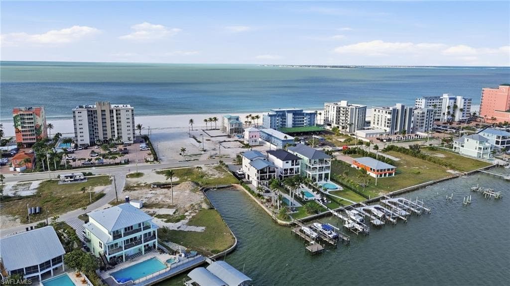 475 Estero BLVD photo 4 of 9