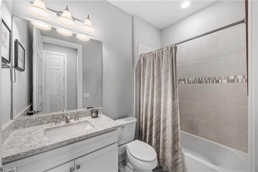 Main Bathroom with shower / bath combo with shower