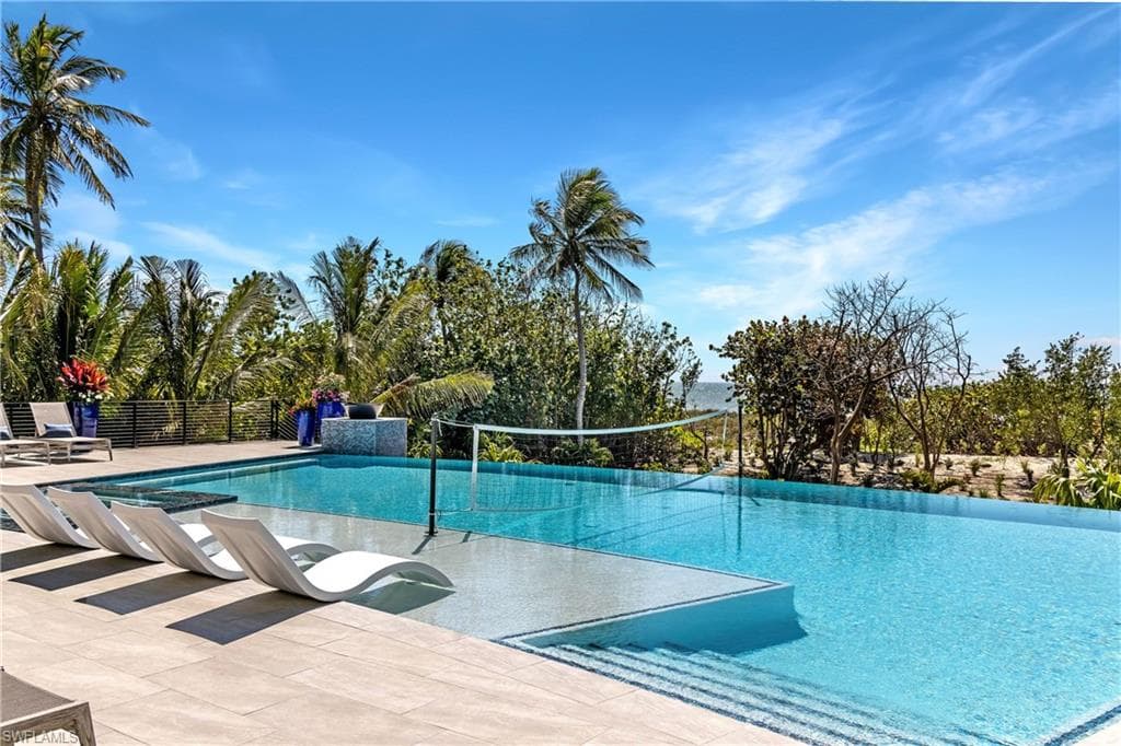 Infinity edge pool and spa