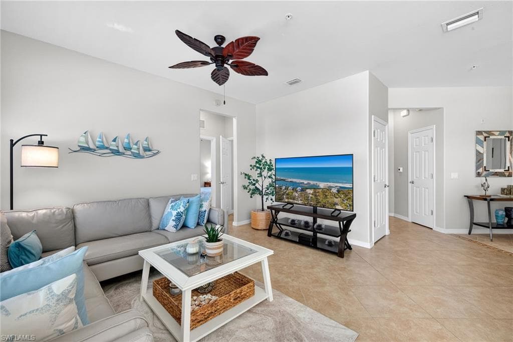 Large living room, fully furnished, turn-key!