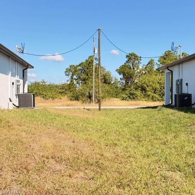 View of grassy yard
