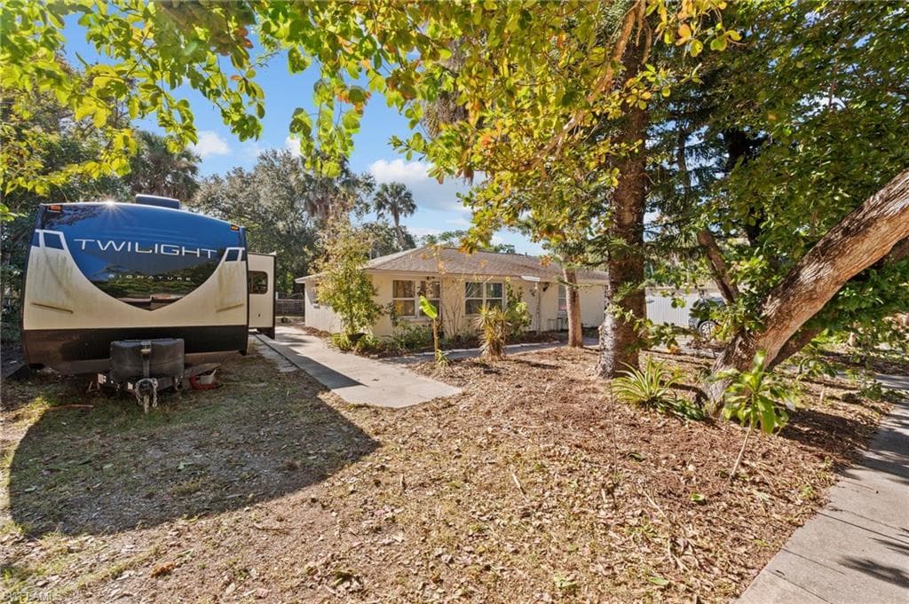 260 Delray AVE photo 26 of 31