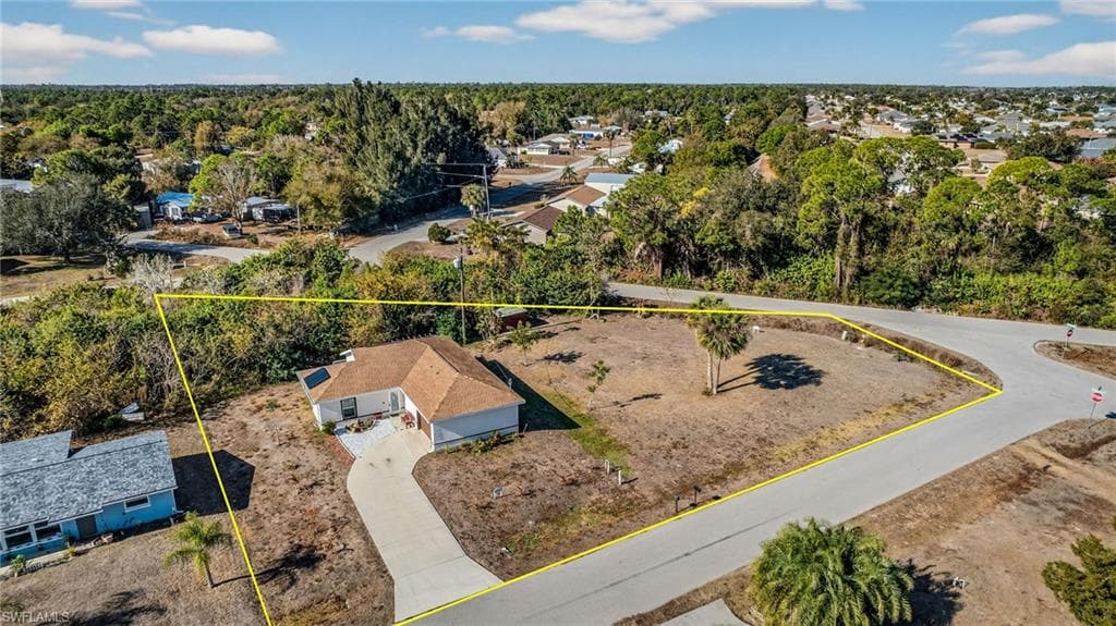 Aerial view of residential area featuring property parcel outlined