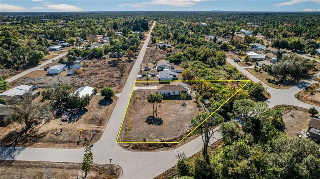 Aerial view of residential area featuring property parcel outlined