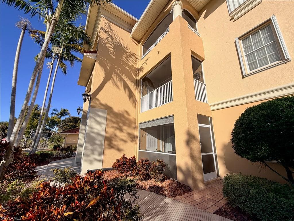 View of apartment building / complex