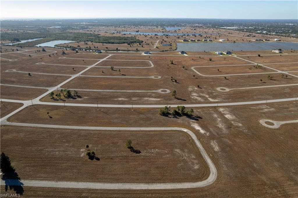 Nearby amenities include boating, fishing, kayaking, golf courses, marinas, shopping, dining, and medical facilities.