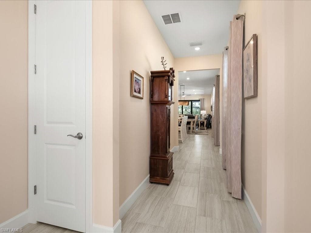 Foyer w/ Closet