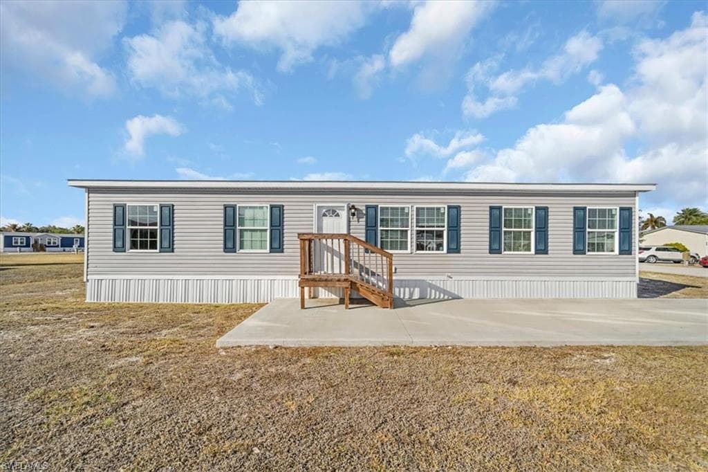 Manufactured / mobile home with a patio area