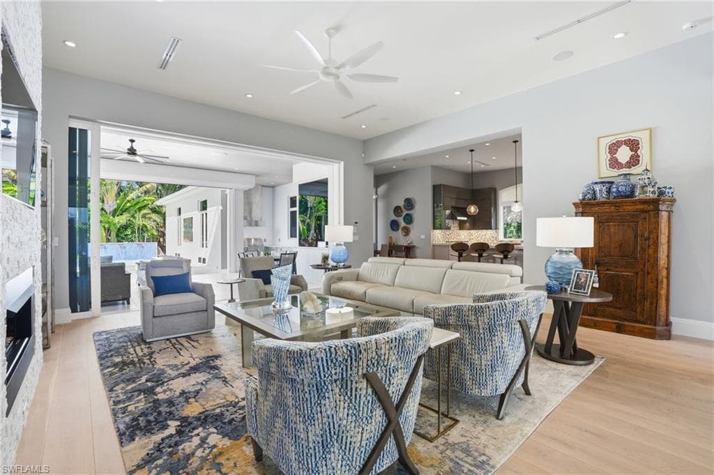 Indoor outdoor living to your large lanai