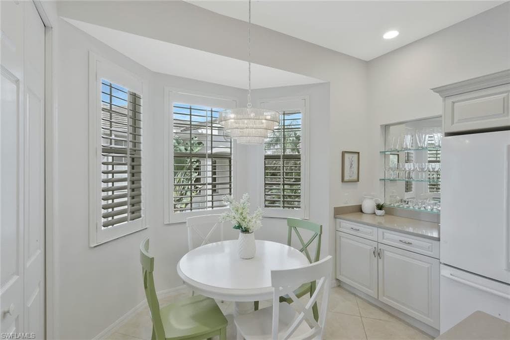 Bright kitchen with a comfortable eat in dining area, perfect for casual meals and gathering with family or guests.