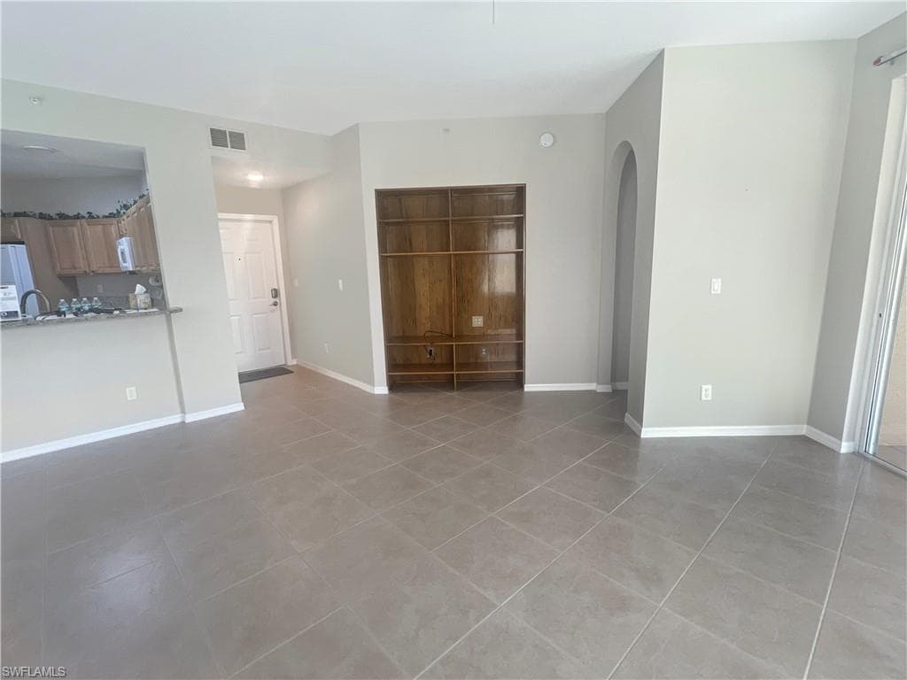 6560 Huntington Lakes CIR 104 photo 16 of 50