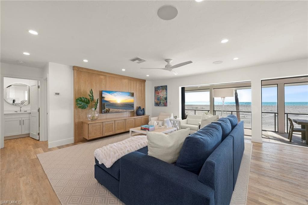 19 Beach Homes photo 1 of 48