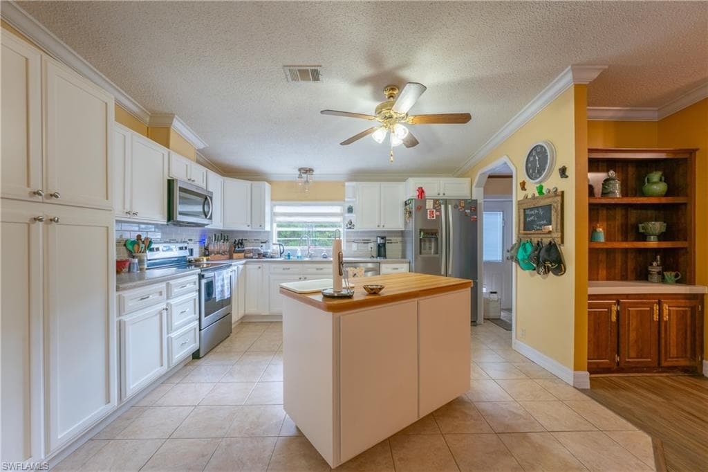 1700 Tampa AVE photo 9 of 21