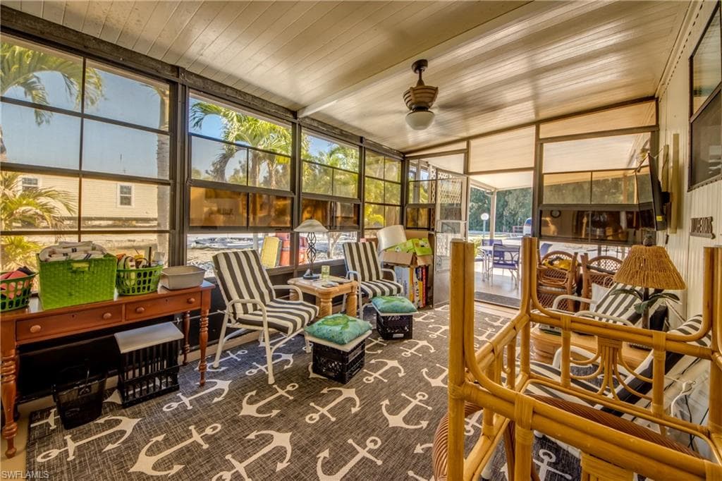 Sunroom / solarium with ceiling fan