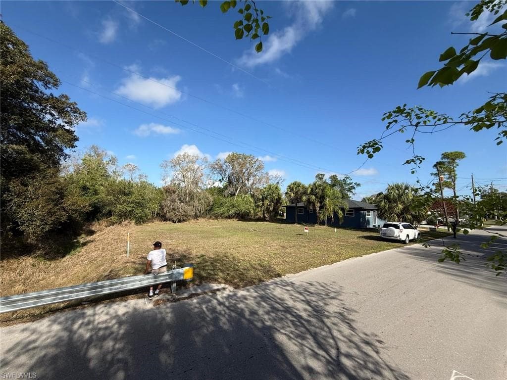 SINGLETON AVE photo 2 of 7