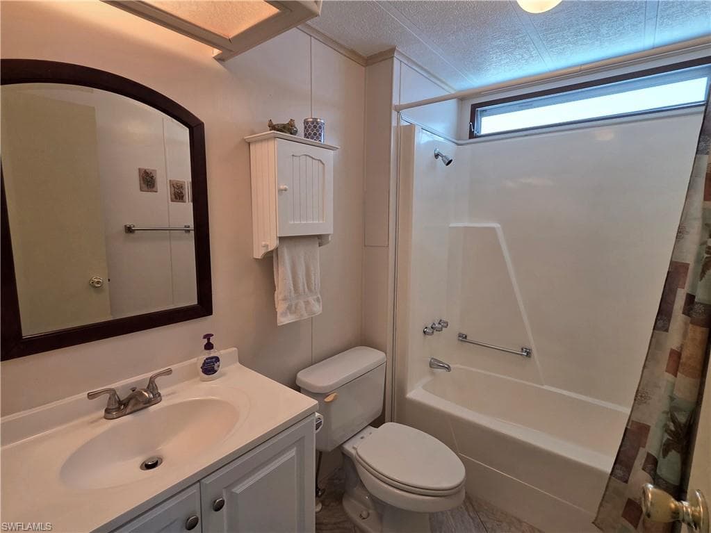 Tub/shower combination in the hall bath.