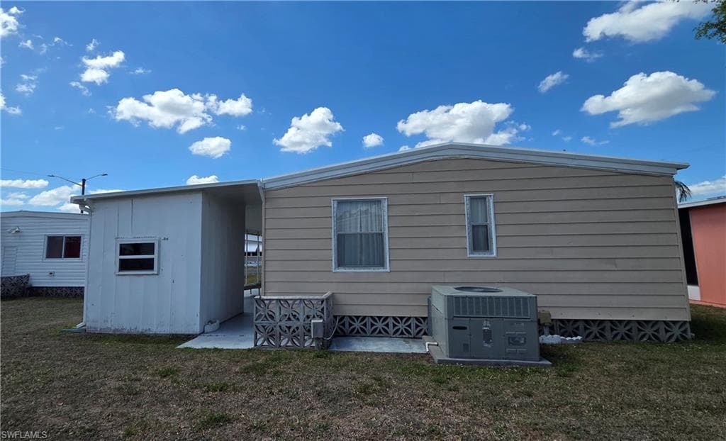 Low cost living in Paradise! Monthly fee is only $185 and includes recreational amenities and common grounds maintenance.