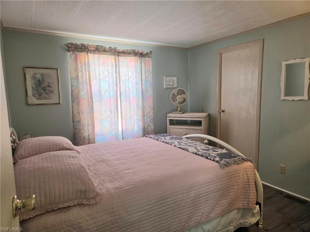 Guest bedroom with walk-in closet