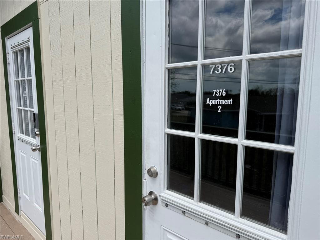 entrance to optional upstairs apartments