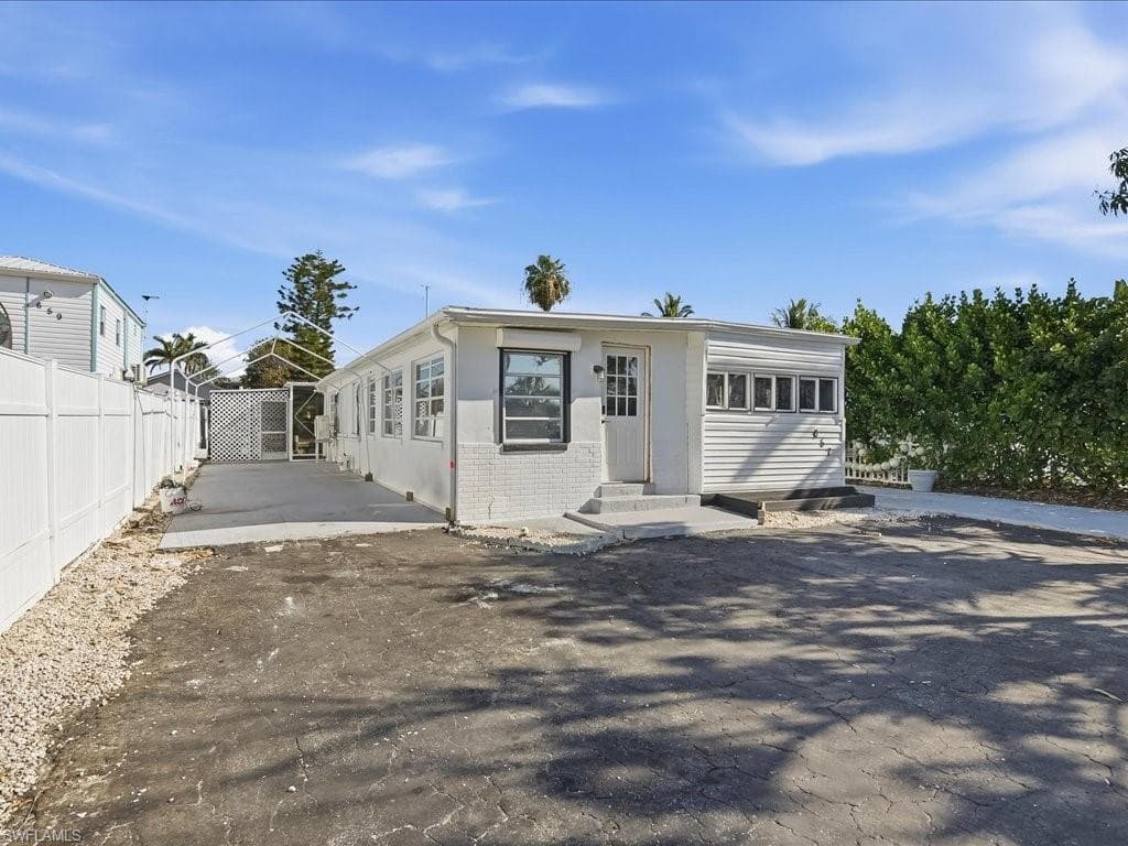 657 Palm AVE E photo 1 of 19