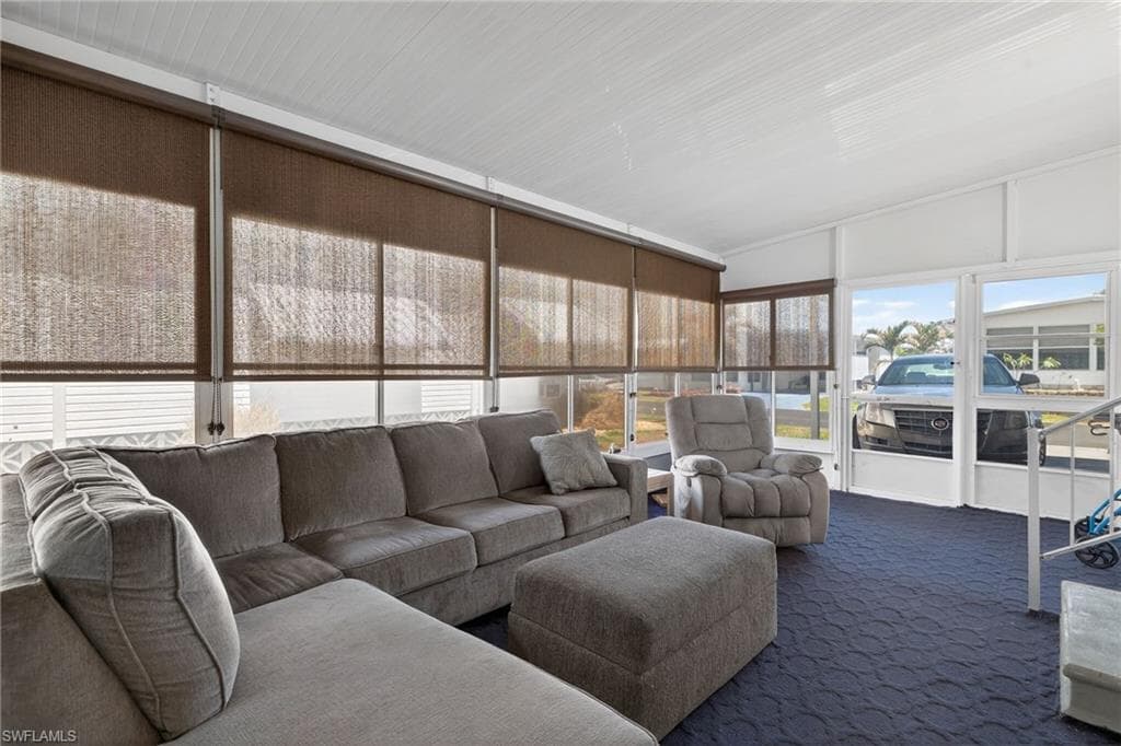 Sunroom / solarium with carpet